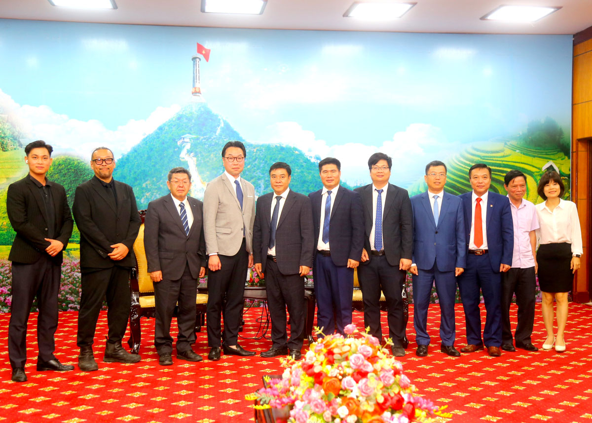 Phó Chủ tịch Thường trực UBND tỉnh Hoàng Gia Long tiếp xã giao Đoàn đại biểu chính quyền thành phố Niki (Nhật Bản)