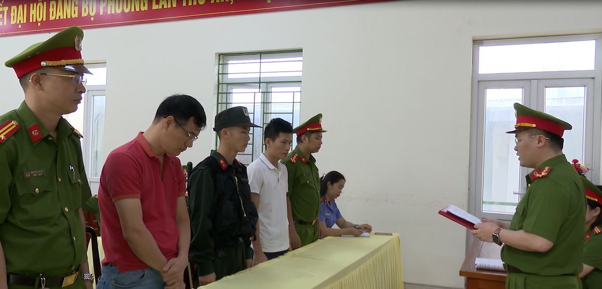 Bắt tạm giam 02 đối tượng sản xuất, buôn bán hàng giả là thức ăn, sản phẩm xử lý môi trường nuôi trồng thủy sản