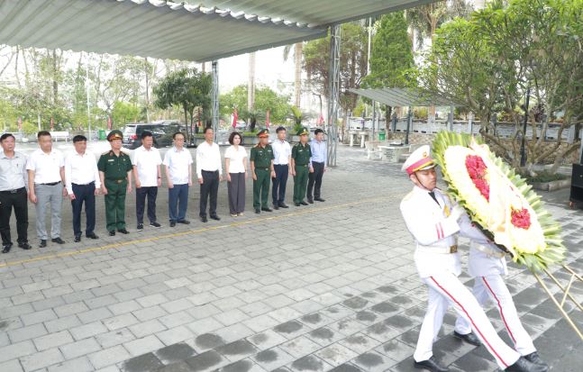 Đoàn công tác thành phố Hải Phòng viếng Nghĩa trang liệt sỹ Quốc gia Vị Xuyên
