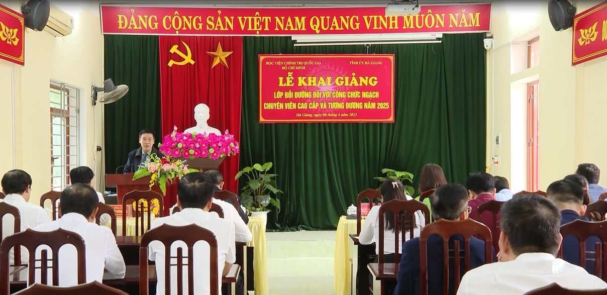 Khai giảng lớp bồi dưỡng ngạch chuyên viên cao cấp