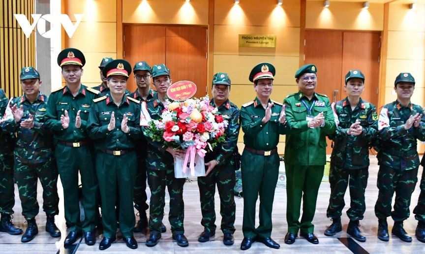 Hơn 100 cán bộ, quân nhân về đến Nội Bài sau khi hoàn thành nhiệm vụ tại Myanmar
