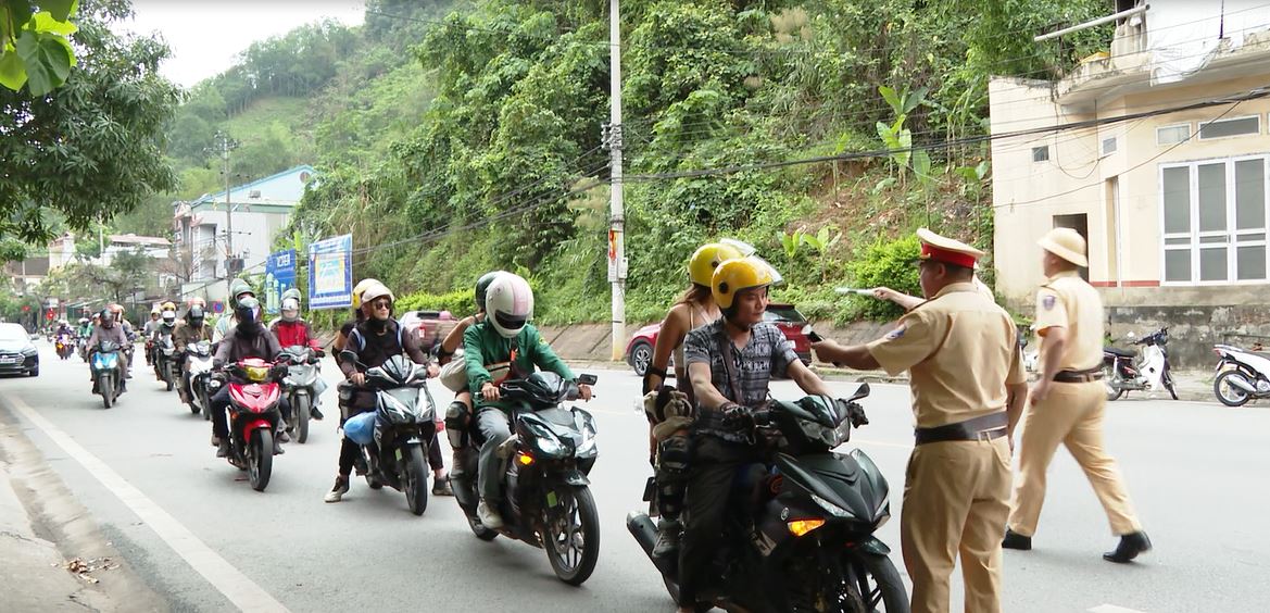 Siết chặt tuần tra kiểm soát an toàn giao thông dịp nghỉ lễ 30/4-1/5