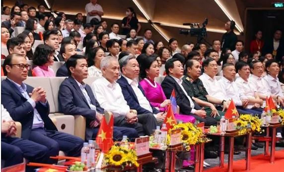 Tổng Bí thư Tô Lâm dự Chương trình nghệ thuật "Đảng trong mùa Xuân đại thắng”