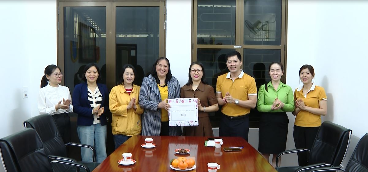 Liên minh HTX tỉnh tặng quà động viên một số HTX tiêu biểu