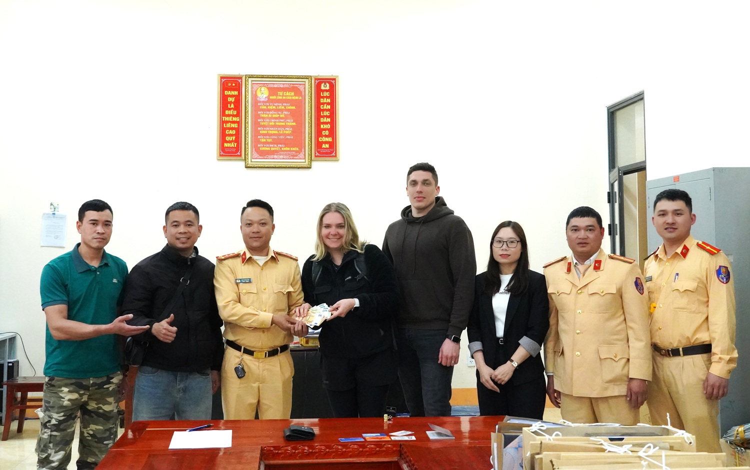 Cảnh sát giao thông tỉnh Hà Giang trao trả tài sản cho du khách quốc tế