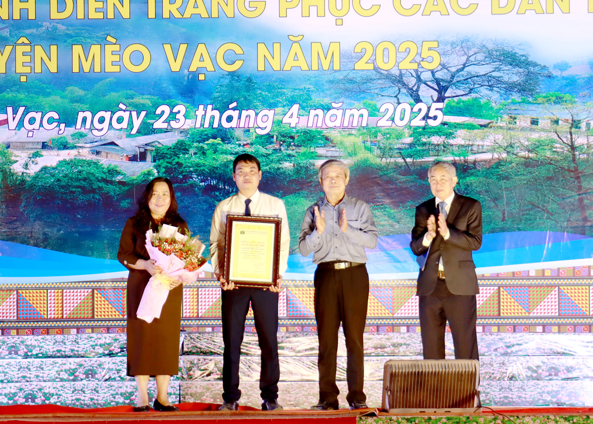 Mèo Vạc đón nhận danh hiệu “Cây Di sản Việt Nam” cho 4 cây cổ thụ