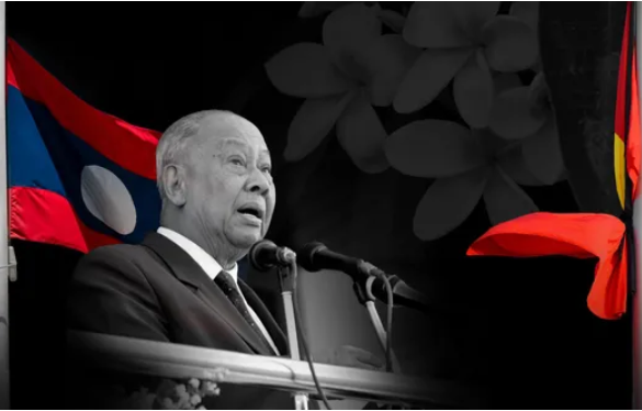 Treo cờ rủ Quốc tang đồng chí Khamtay Siphandone - Nguyên Chủ tịch nước CHDCND Lào
