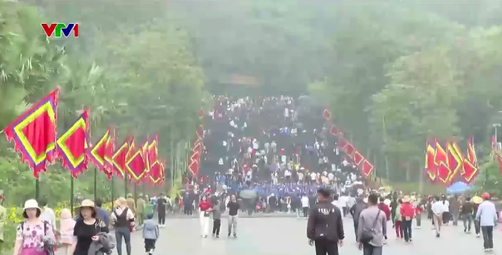 Người dân cả nước hướng về Đền Hùng
