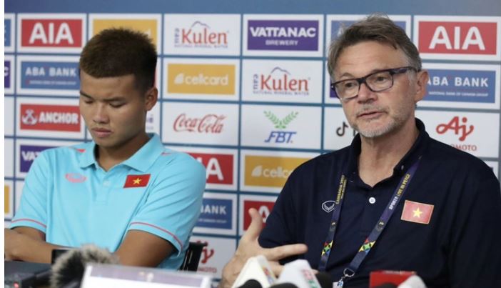 HLV Philippe Troussier tin tưởng các học trò U22 Việt Nam sẽ tiến bộ theo thời gian