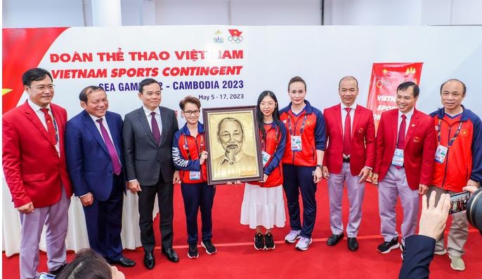Phó Thủ tướng Trần Lưu Quang thăm đoàn Thể thao Việt Nam tại SEA Games 32