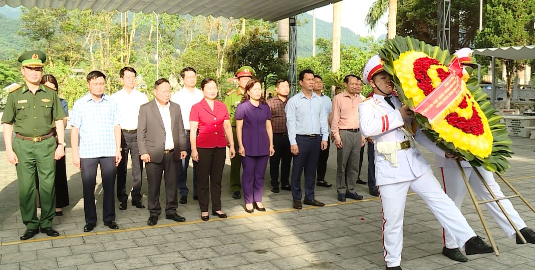 Đoàn ĐBQH khóa XV tỉnh Hà Giang viếng nghĩa trang Liệt sỹ Quốc gia Vị Xuyên