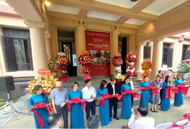 Khai mạc triển lãm "Tấm lòng của họa sĩ Việt kiều với Bác Hồ"