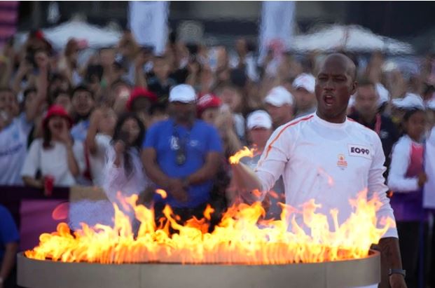 Ngọn đuốc Olympic đi qua thành phố Marseille