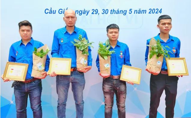 Trao Huy hiệu Tuổi trẻ dũng cảm tặng 4 thanh niên cứu người trong vụ cháy ở Trung Kính