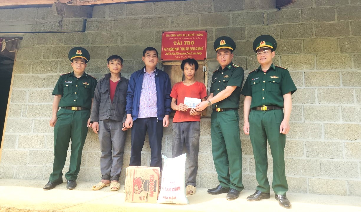 Mèo Vạc: Trao tặng nhà “Mái ấm biên cương” cho hộ nghèo