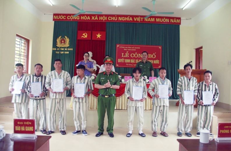 Ngày trở về của những người được đặc xá