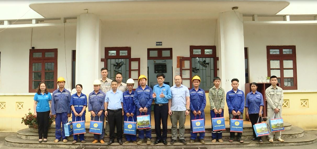 LĐLĐ tỉnh thăm, tặng quà công nhân Công ty cổ phần đầu tư khoáng sản An Thông