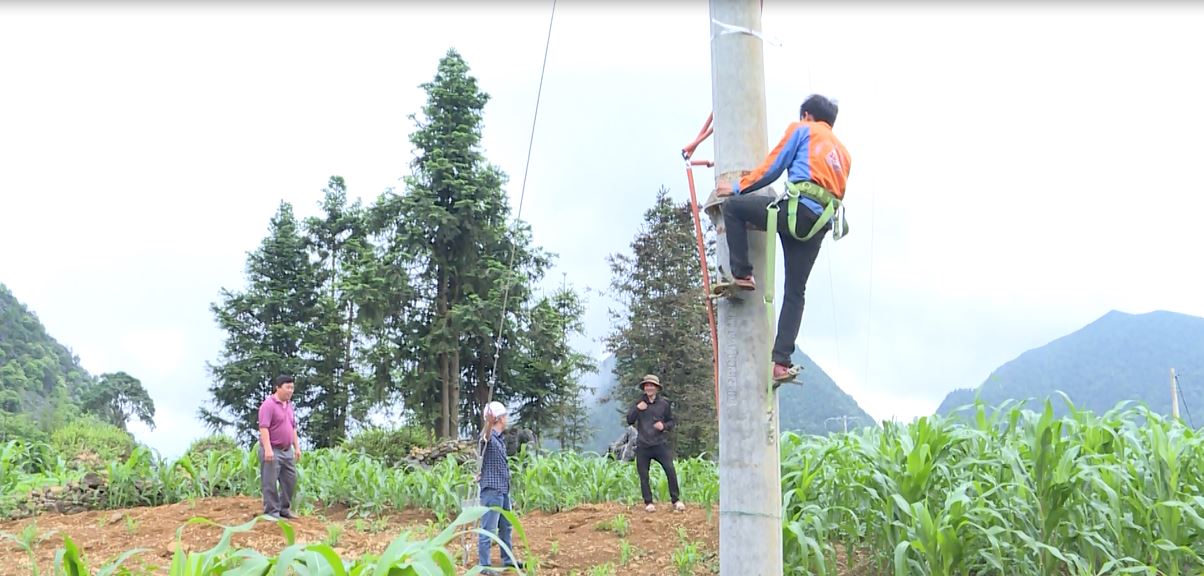 Mèo Vạc: Nỗ lực đưa điện lưới về thôn vùng cao, khó khăn