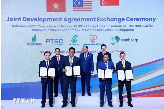 Việt Nam thỏa thuận xuất khẩu điện năng lượng tái tạo sang Malaysia và Singapore