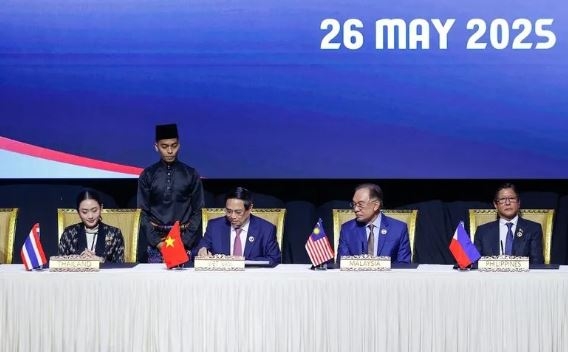 Thủ tướng cùng các nhà lãnh đạo ký Tuyên bố “ASEAN 2045: Tương lai chung của chúng ta”