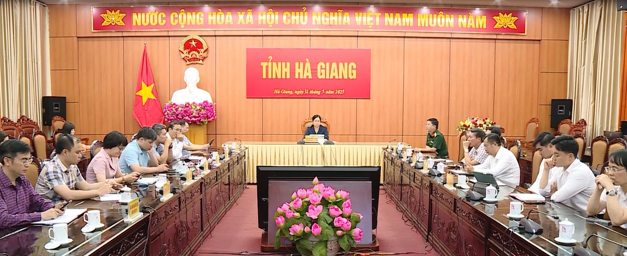 Thủ tướng Chính phủ tọa đàm với doanh nghiệp về phát triển kinh tế tư nhân