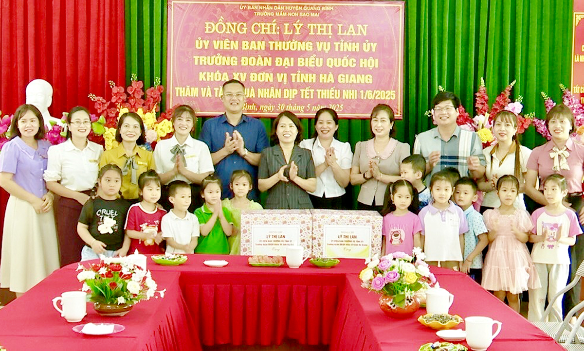 Trưởng đoàn đại biểu Quốc hội khoá XV tỉnh Lý Thị Lan tặng quà tết thiếu nhi 1/6 tại Quang Bình