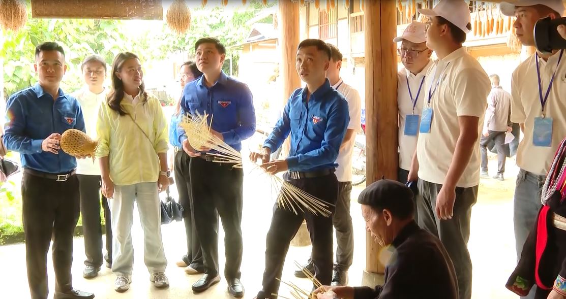 Đoàn đại biểu thanh niên Châu Văn Sơn, tỉnh Vân Nam, Trung Quốc khảo sát mô hình phát triển Văn hóa du lịch tại thôn Nậm Đăm (Quản Bạ)
