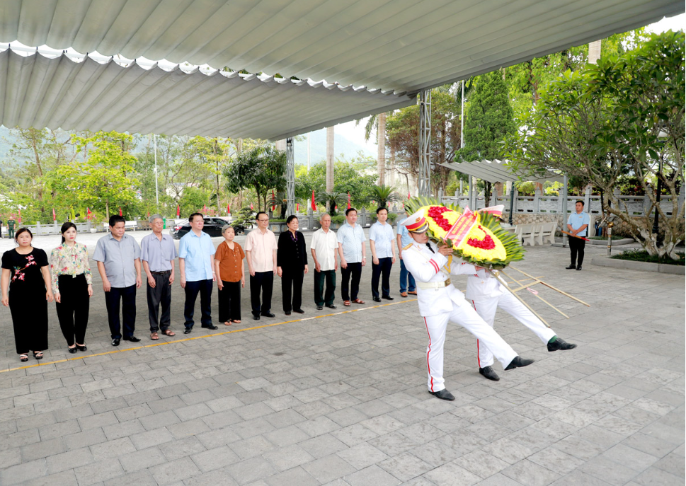 Đoàn cán bộ lão thành cách mạng, nguyên lãnh đạo tỉnh Tuyên Quang viếng các Anh hùng liệt sỹ tại Nghĩa trang Liệt sỹ Quốc gia Vị Xuyên