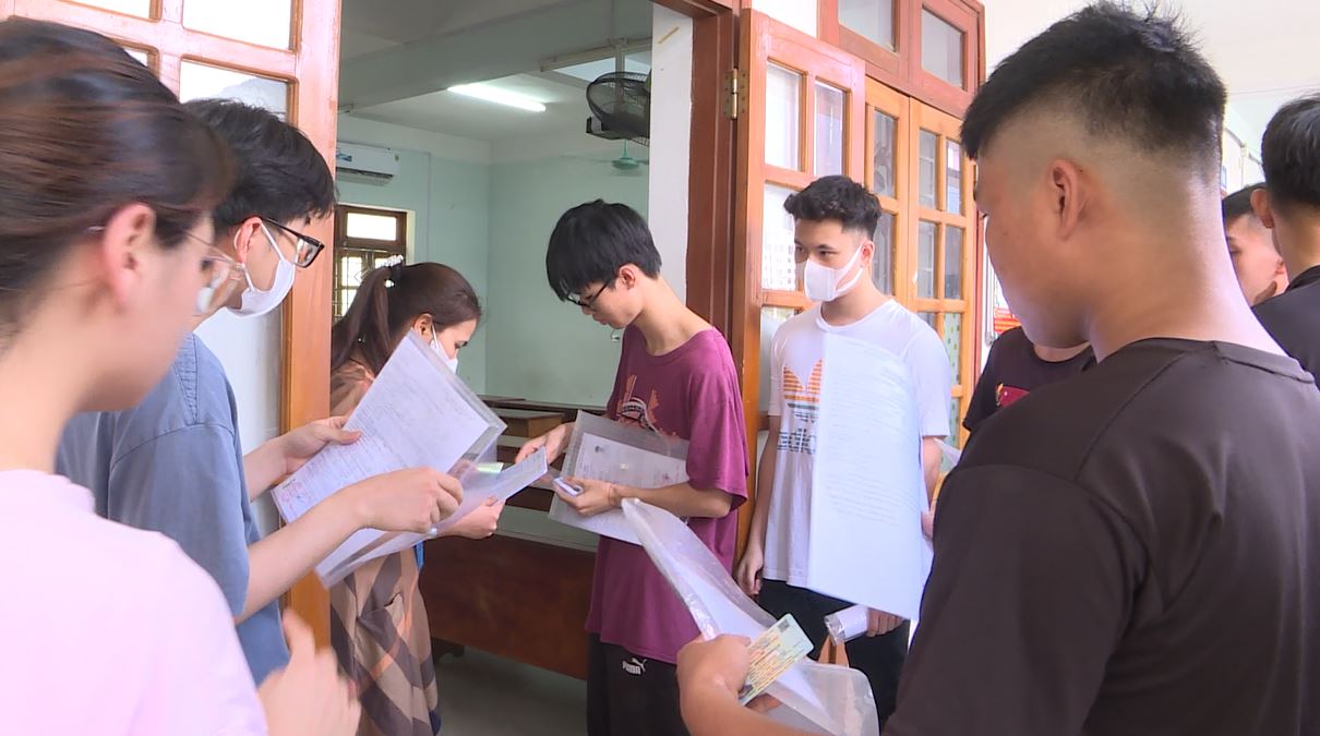 Các thí sinh làm thủ tục dự thi tốt nghiệp THPT 2023