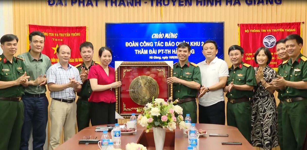 Đoàn công tác Báo Quân khu 2 thăm và làm việc với Đài PT- TH Hà Giang