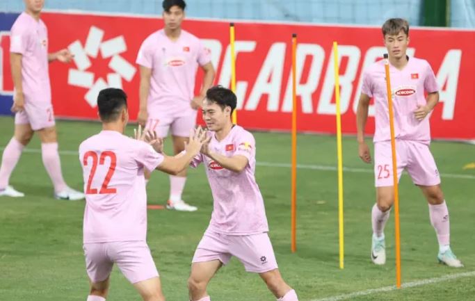 ĐT Philippines đến Việt Nam, thầy trò Kim Sang Sik tập chống bóng bổng