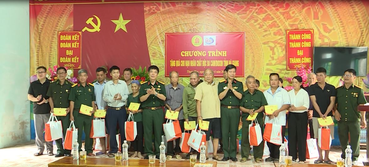 Trung ương Hội Nạn nhân chất độc da cam /dioxin Việt Nam tặng quà tại Thuận Hòa, Vị Xuyên