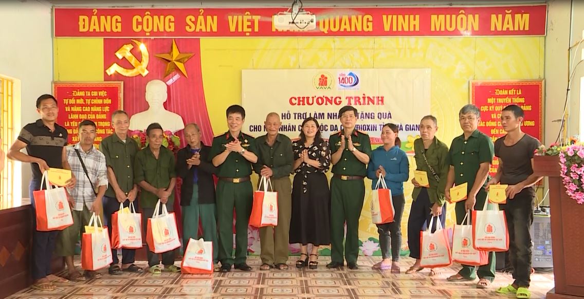 Trao quà hỗ trợ nạn nhân chất độc da cam