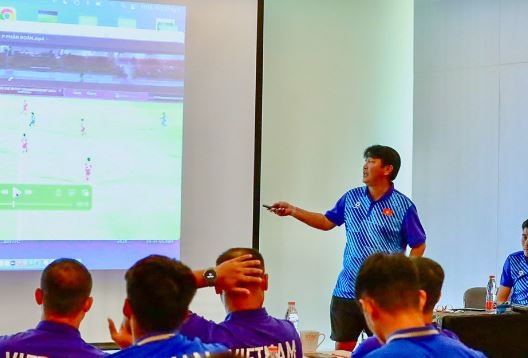 Đội tuyển U16 Việt Nam họp rút kinh nghiệm trước trận gặp U16 Myanmar