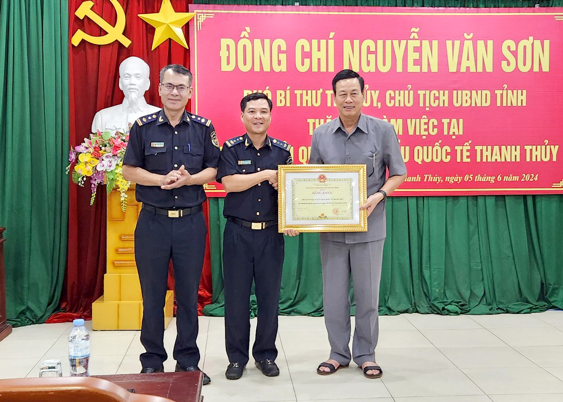 Chủ tịch UBND tỉnh Nguyễn Văn Sơn kiểm tra hoạt động của Chi cục Hải quan Cửa khẩu Quốc tế Thanh Thủy