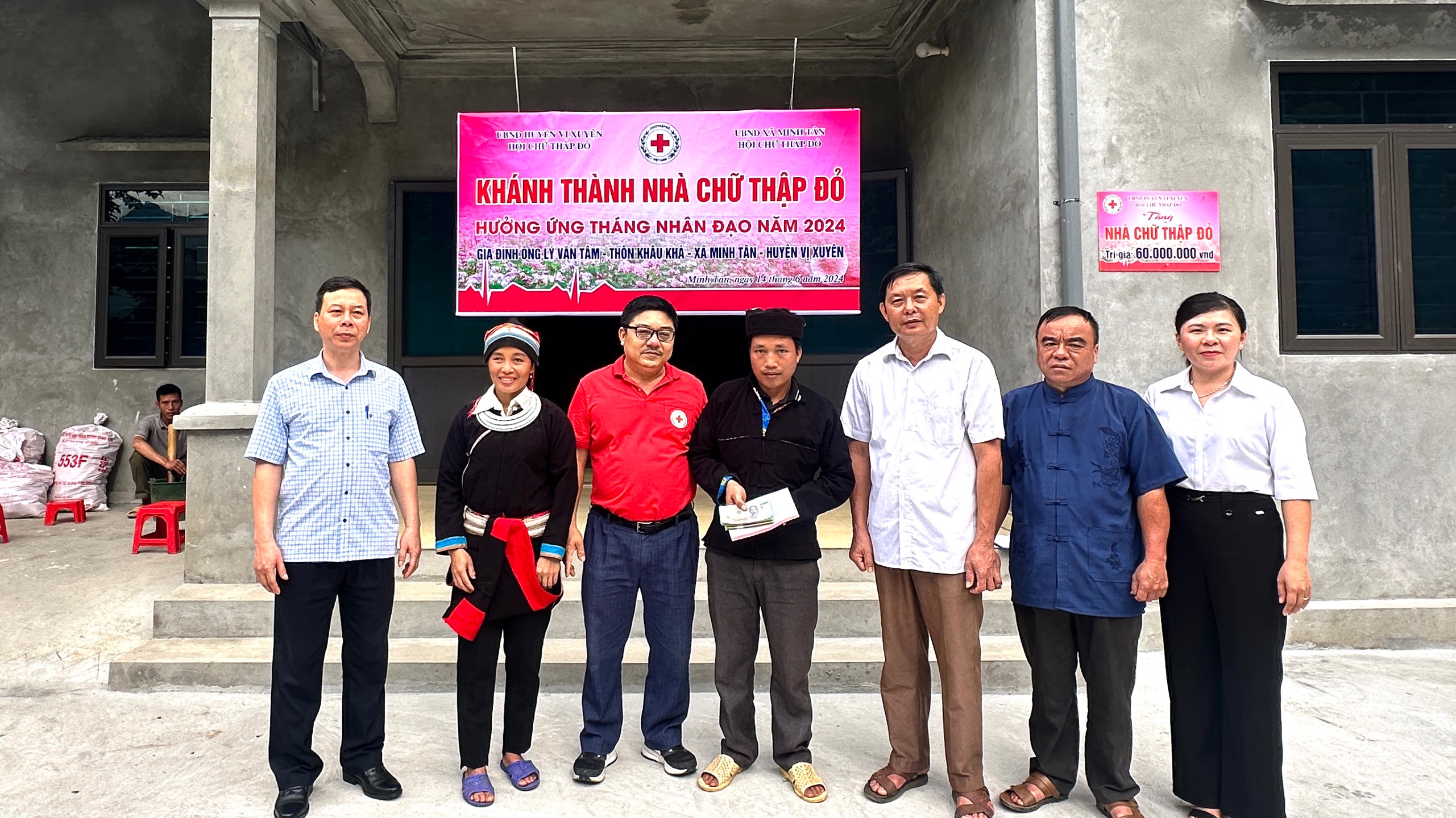 Hội CTĐ huyện Vị Xuyên khánh thành và trao tiền hỗ trợ xây nhà nhân đạo cho hộ nghèo