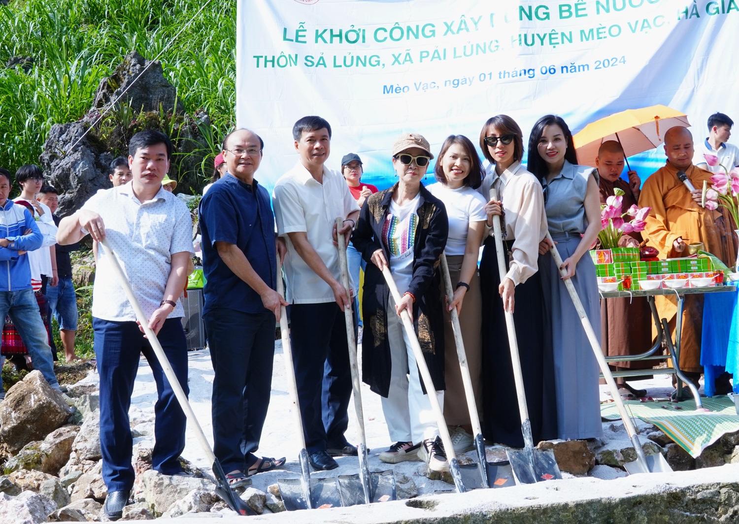 Mèo Vạc: Khởi công xây dựng bể nước sạch tặng bà con