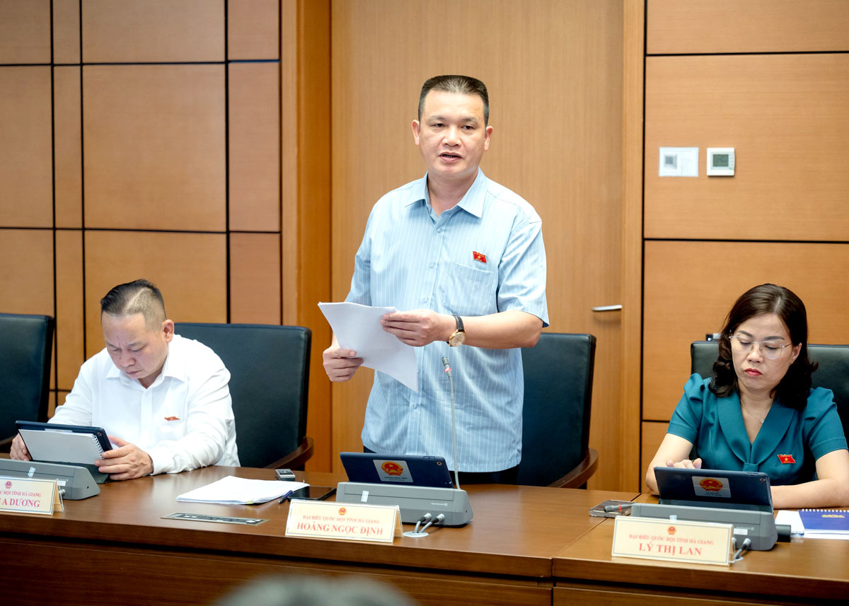 Đại biểu Hoàng Ngọc Định, Đoàn ĐBQH khoá XV đơn vị tỉnh Hà Giang tham gia ý kiến vào dự án Luật Công chứng (sửa đổi)