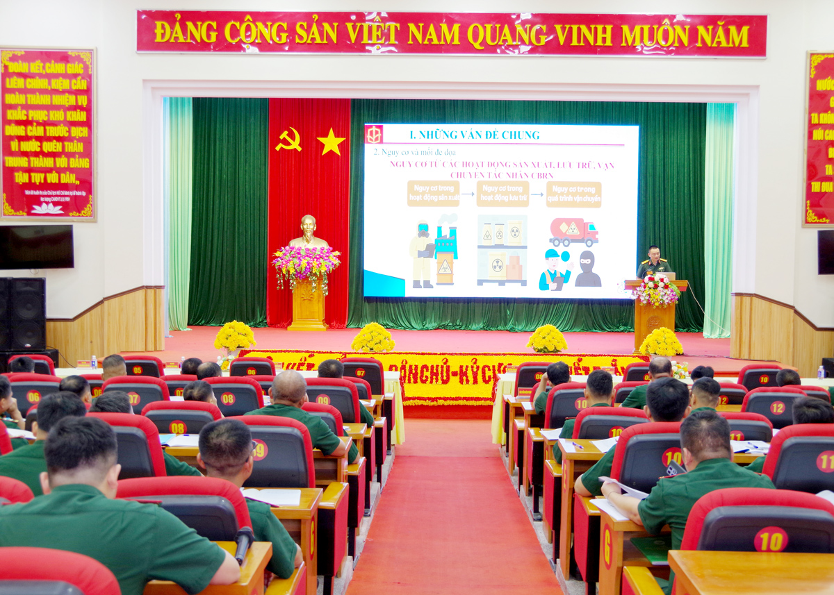 Tập huấn kỹ năng trinh sát, phát hiện và ứng phó với tác nhân hóa chất độc, xạ cho Bộ đội Biên phòng