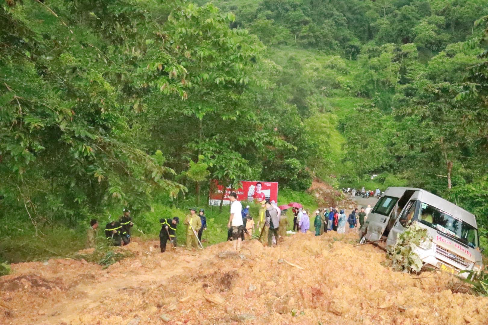 Hà Giang: Sạt lở vùi lấp xe khách khiến nhiều người thương vong