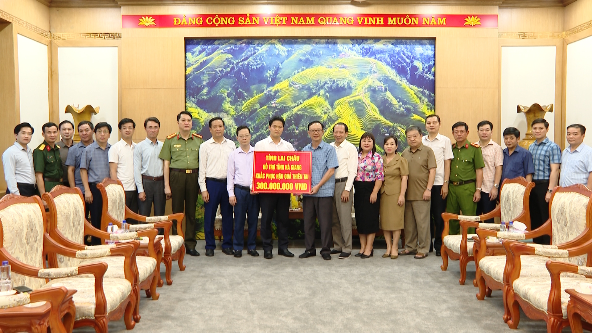 Tỉnh Lai Châu ủng hộ tỉnh Hà Giang 300 triệu đồng khắc phục hậu quả thiên tai