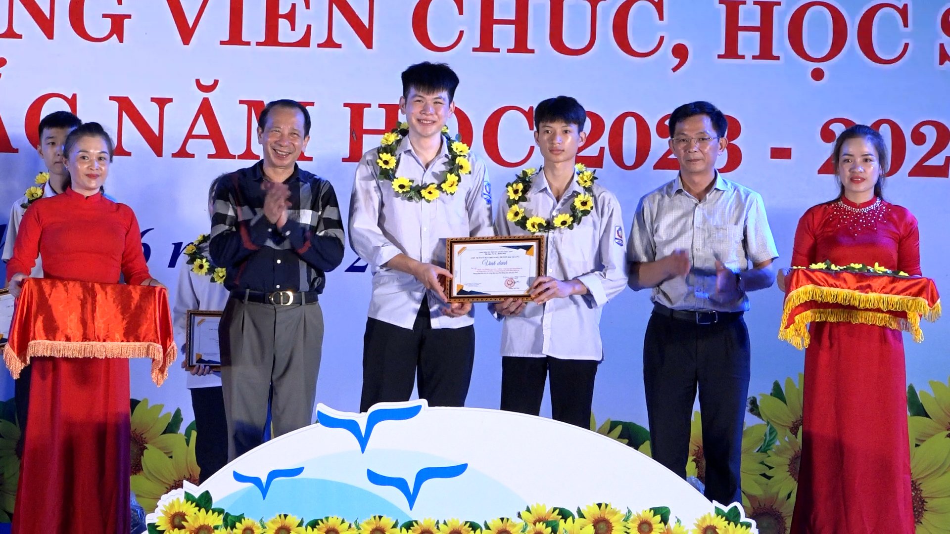 Bắc Quang: Tuyên dương, khen thưởng giáo viên, học sinh có thành tích xuất sắc năm học 2023-2024