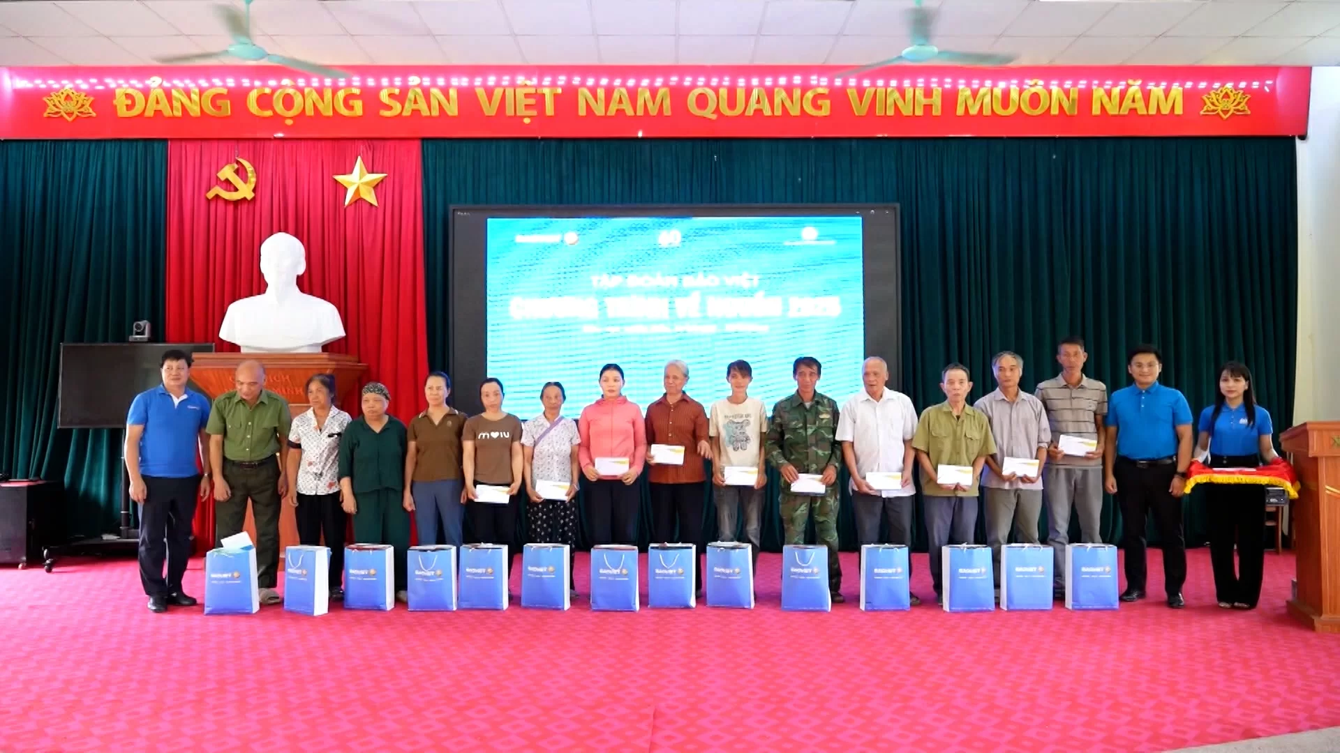 (TTV) Công đoàn Tập đoàn Bảo Việt tặng quà gia đình chính sách tại xã Tân Trào