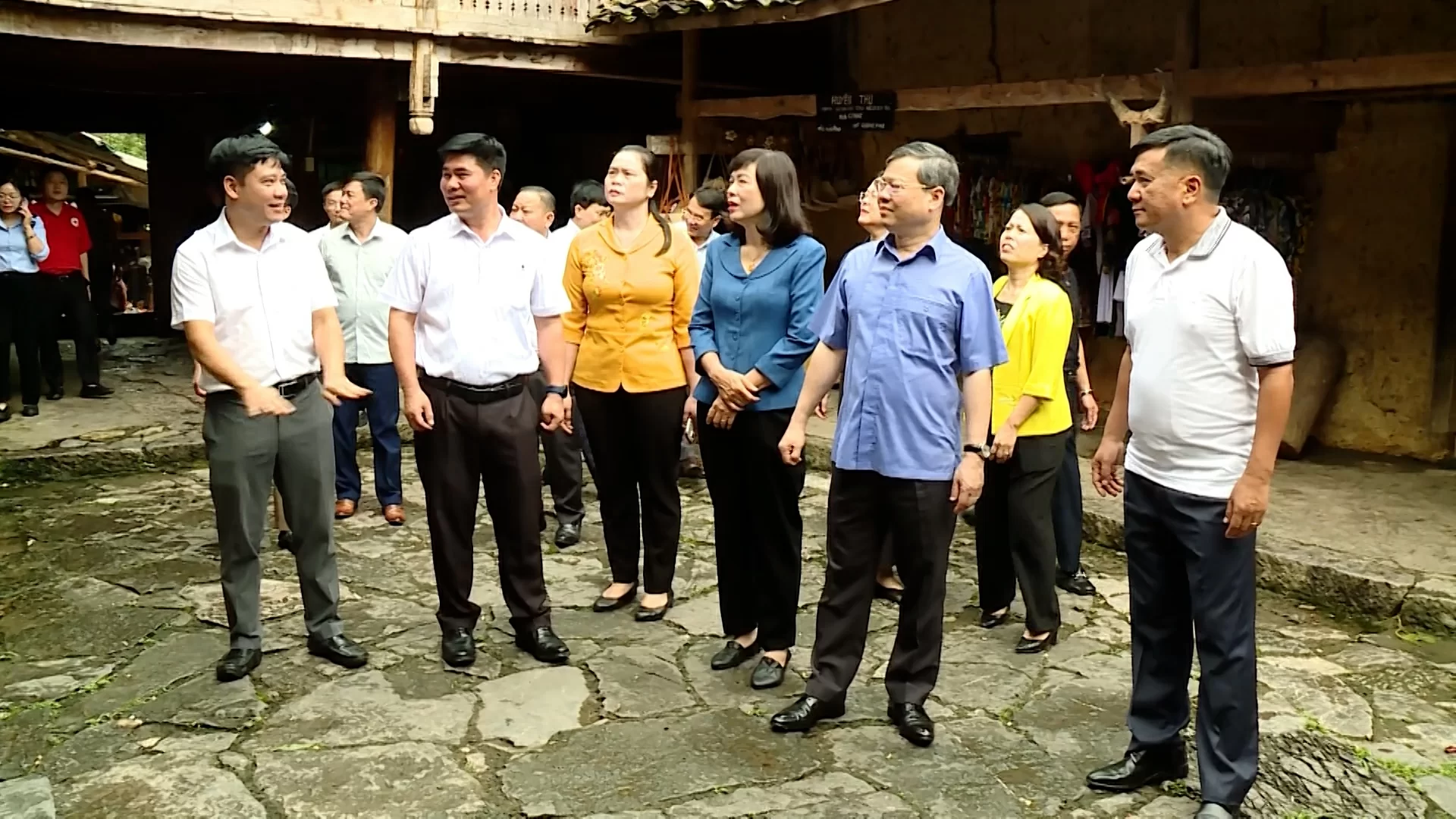 (TTV) Đồng chí Nguyễn Văn Sơn, Phó Bí thư Tỉnh ủy, Chủ tịch HĐND tỉnh khảo sát tại Làng văn hóa du lịch Lũng Cẩm, xã Sà Phìn