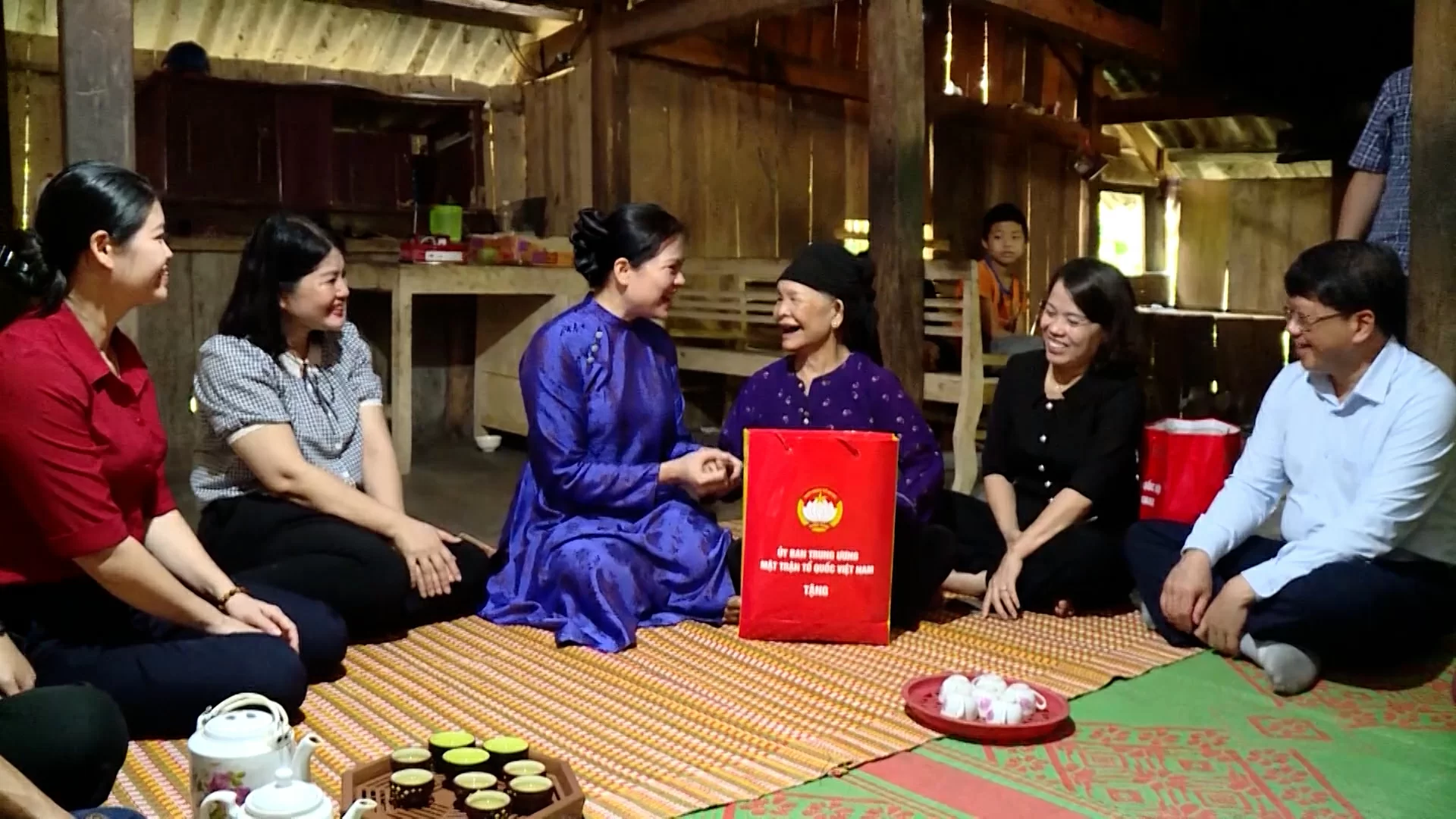 (TTV) Phó Chủ tịch Ủy ban Trung ương MTTQ Việt Nam viếng các Anh hùng Liệt sỹ