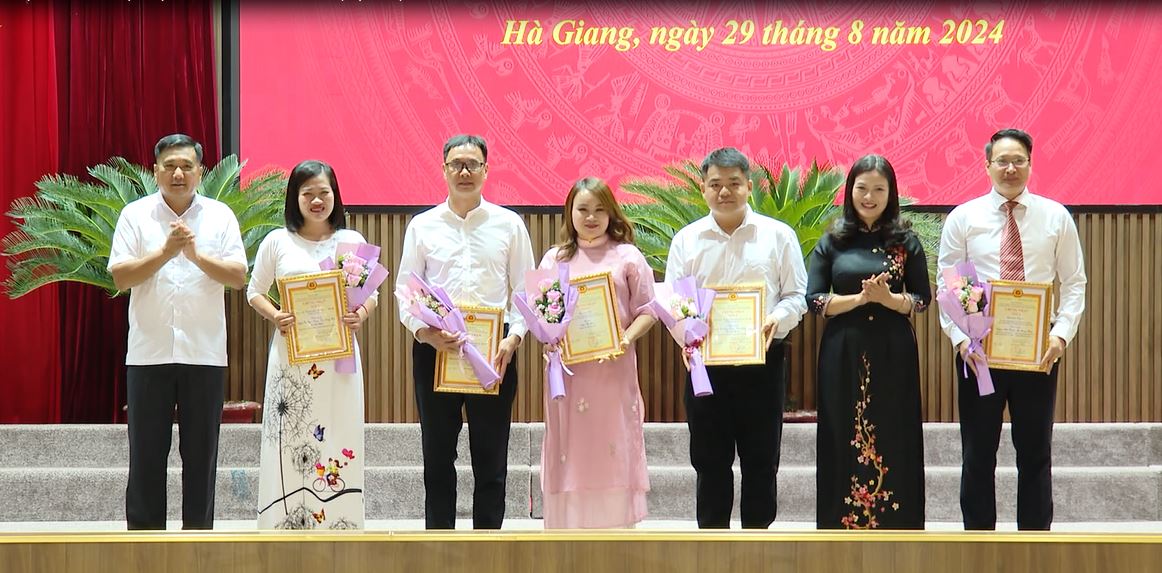 Trao giải cuộc thi trắc nghiệm trực tuyến tìm hiểu về tư tưởng, đạo đức, phong cách Hồ Chí Minh và Cuộc thi chính luận bảo vệ nền tảng tư tưởng của Đảng