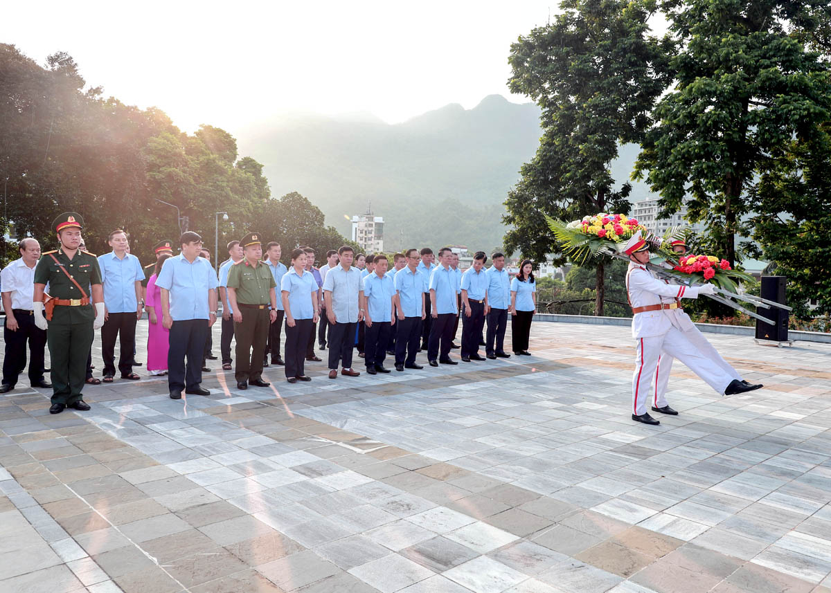 Lãnh đạo tỉnh dâng hoa trước Tượng đài Bác Hồ trong khuôn viên Tỉnh ủy