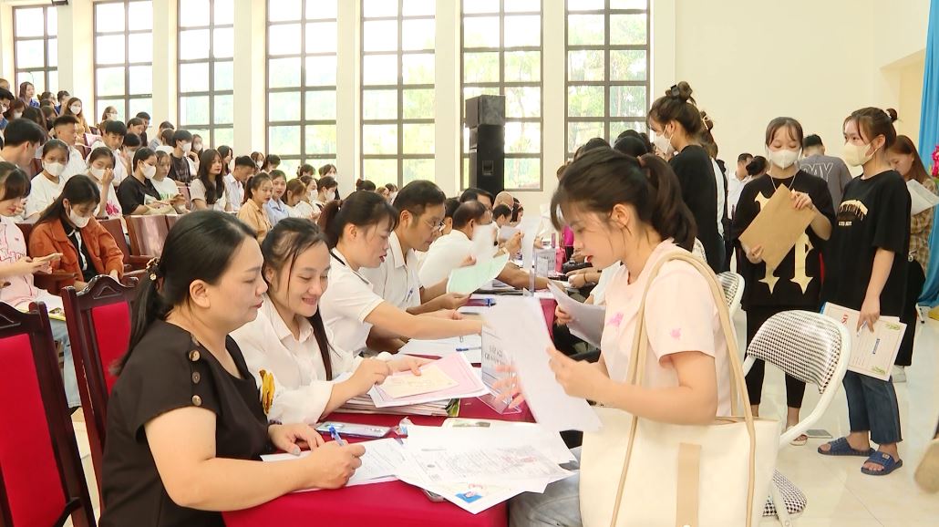 Phân hiệu Đại học Thái Nguyên tại Hà Giang làm thủ tục nhập học cho sinh viên