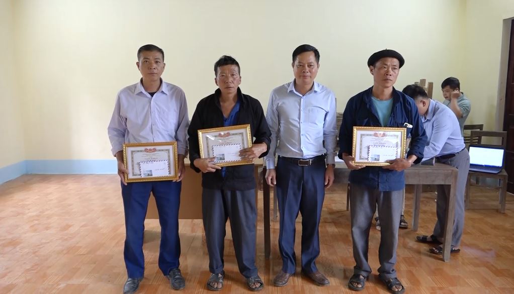 Đồng Văn, khen thưởng các hộ dân có thành tích trong hiến đất xây dựng Dự án