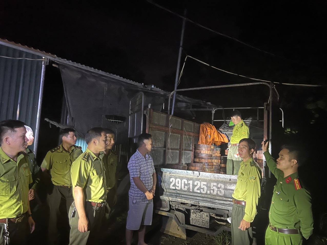 Lực lượng kiểm lâm bắt giữ vụ vận chuyển lâm sản trái phép